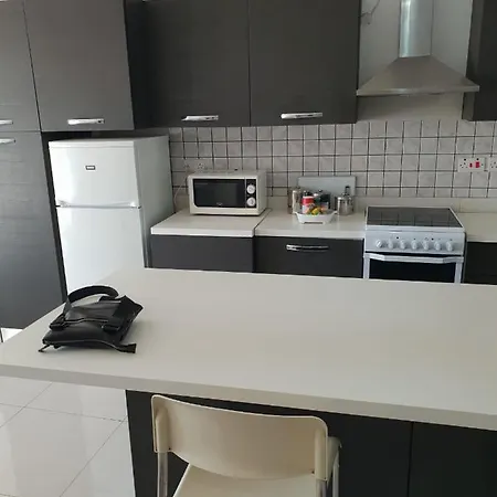 شقة 3 Bedrooms Flat At *
